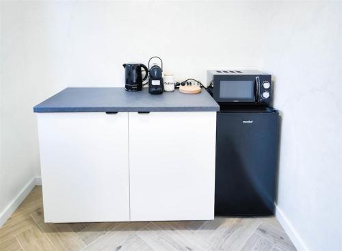 ALFA Stuttgart Doppelzimmer Teeküche Porsche Bosch l Gemeinschaftsbad WIFI SmartTV l Double room with kitchenette and shared bathroom BS21A9, Stuttgart (photo 6)
