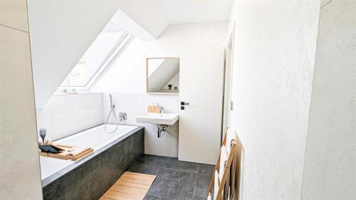 ALFA Stuttgart Doppelzimmer Teeküche Porsche Bosch l Gemeinschaftsbad WIFI SmartTV l Double room with kitchenette and shared bathroom BS21A9, Stuttgart (photo 10)