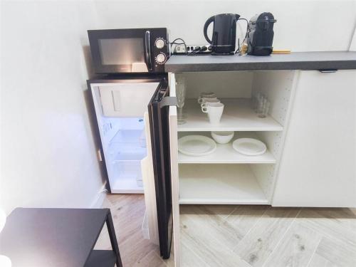 ALFA Stuttgart Einzelzimmer Teeküche Porsche Bosch l Gemeinschaftsbad WIFI SmartTV l Single room with kitchenette and shared bathroom BS21A10, Stuttgart (Foto 5)