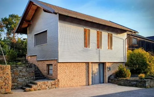 Halmhaus in Glees, Deutschland