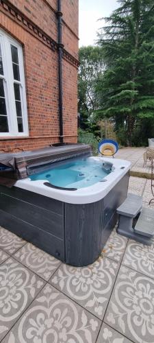 The West Wing at Hillthorpe Manor with Gardens & Private Hot Tub in ทอร์ปออดลิน