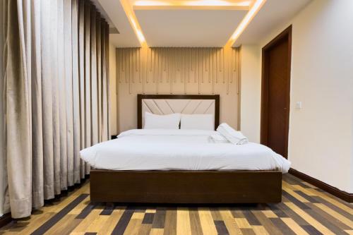 Executive Goldcrest Mall Apartments DHA Phase 4 Lahore - image 5