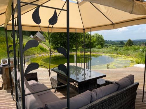Balkons/terase, Sauna, Hot Tub & Cold Plunge Pyramid Escape in Newnham Bridge