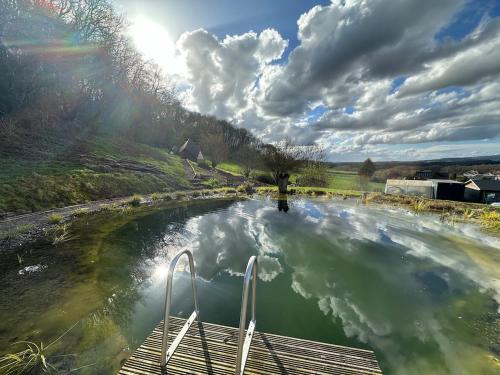 Peldbaseins, Sauna, Hot Tub & Cold Plunge Pyramid Escape in Newnham Bridge