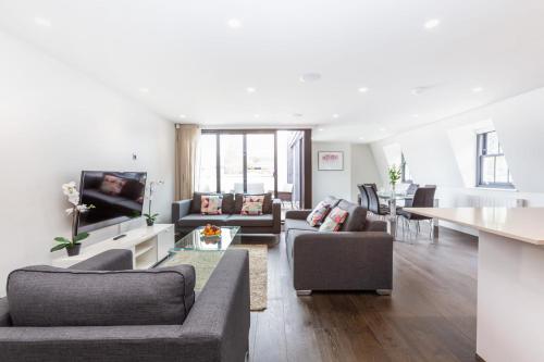 BnBNova - 2BA Penthouse with Private Terrace Soho - image 8