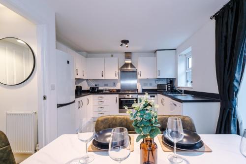 NEW! Presented by LTJ Prime Key Properties, Driveway Parking, Free WiFi in เชสเชอะ