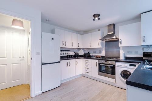 NEW! Presented by LTJ Prime Key Properties, Driveway Parking, Free WiFi in เชสเชอะ