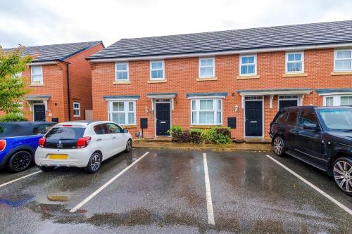 NEW! Presented by LTJ Prime Key Properties, Driveway Parking, Free WiFi in เชสเชอะ