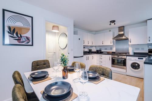 NEW! Presented by LTJ Prime Key Properties, Driveway Parking, Free WiFi in เชสเชอะ