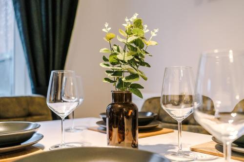 NEW! Presented by LTJ Prime Key Properties, Driveway Parking, Free WiFi in เชสเชอะ