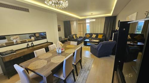 CAIRO FESTIVAL CITY, 3BR Apartment, Arabian Nights in A trendy House