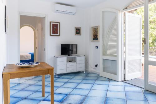 Közös társalgó / TV, La terrazza sulla baia - Ischia San Montano view in Lacco Ameno