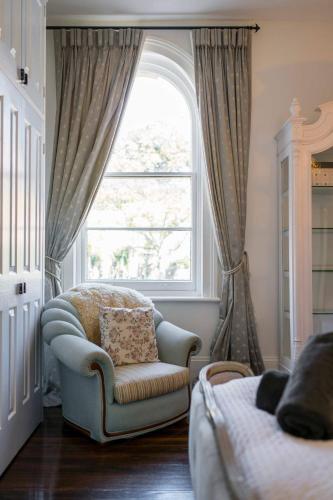 Luxury Colonial Terrace House in the Rocks - image 4