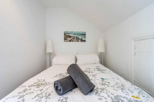 Luxury Colonial Terrace House in the Rocks - image 9