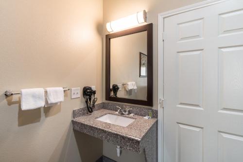 Scottish Inns & Suites - image 9