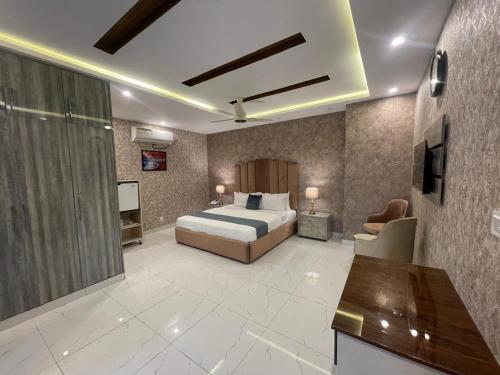 1 king bed, 2 sofa beds