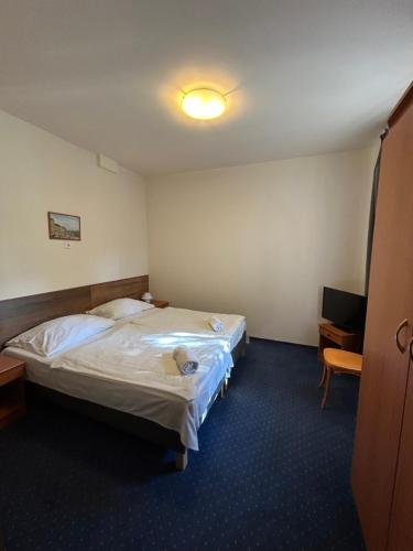 2 twin beds