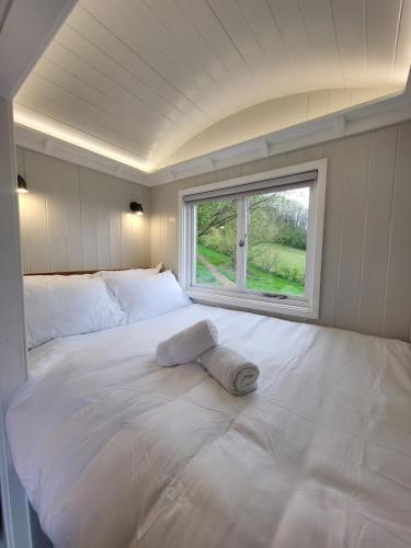 Cosy Hut Immersed in Nature with Private Hot Tub in Newnham Bridge
