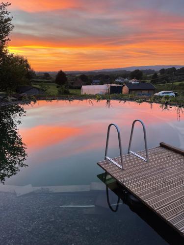 Cosy Hut Immersed in Nature with Private Hot Tub in Newnham Bridge
