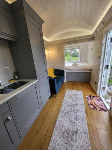Cosy Hut Immersed in Nature with Private Hot Tub in Newnham Bridge