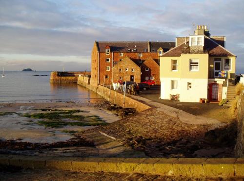 Coastal Escape 3 Bed Apartment Near the Beach in North Berwick
