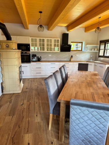 Slunečná roubenka u splavu (Slunecna roubenka u splavu) in Dvur Kralove Nad Labem