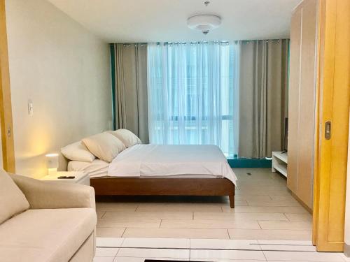 One Uptown Residence BGC 1BR sofabed, Manila