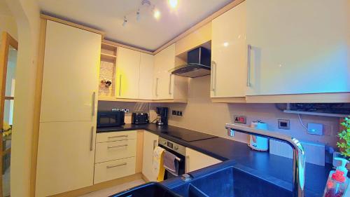 Modern luxury 3-bedroom guesthouse in Wigan in Ince