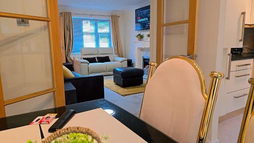 Modern luxury 3-bedroom guesthouse in Wigan in Ince