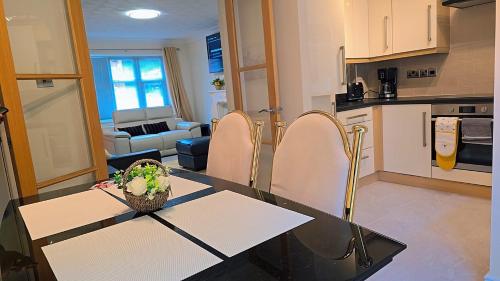 Modern luxury 3-bedroom guesthouse in Wigan in Ince