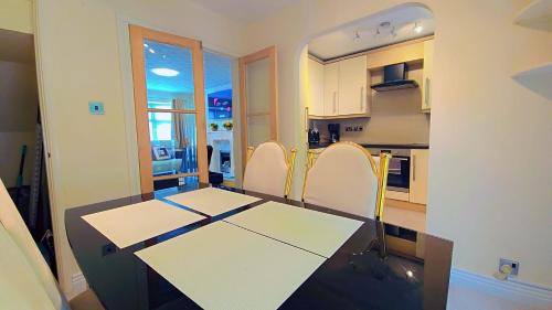 Modern luxury 3-bedroom guesthouse in Wigan in Ince