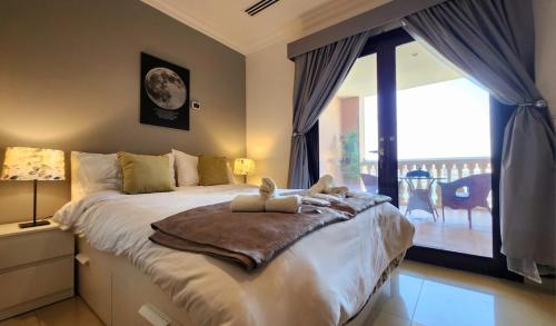 Porto Arabiya Tower 14 - Sea View Balcony, Calma Bay Studio -308 – khách sạn tại The Pearl