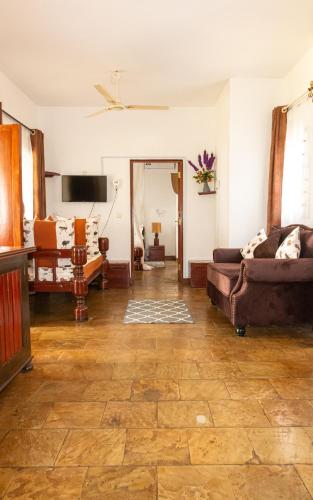 gedeelde lounge/tv-ruimte, Beverly Africa Suites Malindi in Malindi