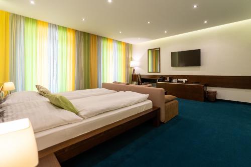 1 king bed, 1 sofa bed