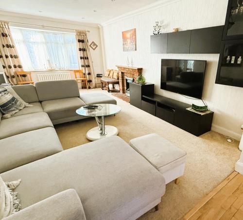 Elegant 5BDR Executive Home Chigwell