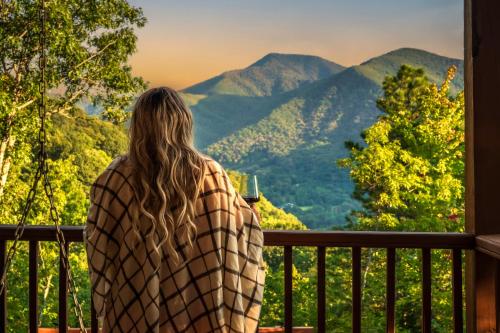 Maggie Valley Cabin with Beautiful Mountain Views, HotTub, Pet Friendly, GameRoom, FirePlace in Maggie Valley, USA