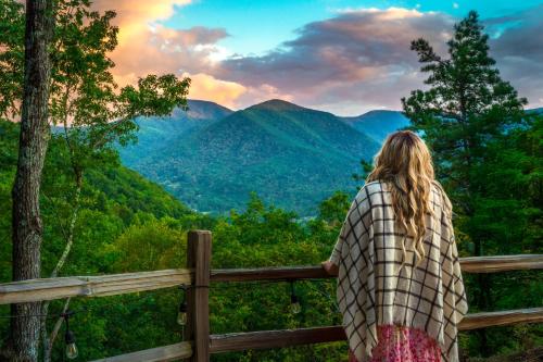 Maggie Valley Cabin with Beautiful Mountain Views, HotTub, Pet Friendly, GameRoom, FirePlace in Maggie Valley, USA