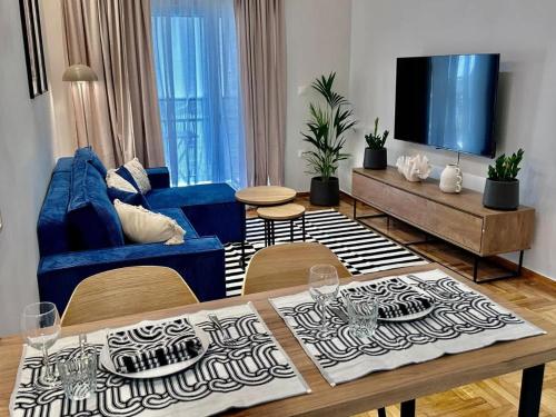 Bright 1BR in Prime Psyri l Private Balcony Athens, Atény