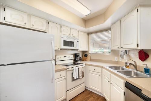 Beachside Pond View Retreat - BC155 in Indian Harbour Beach