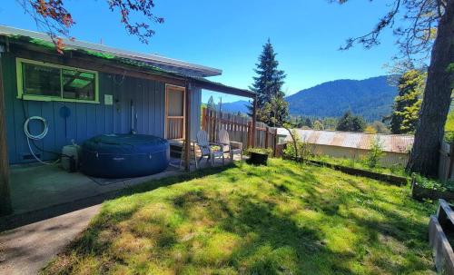 . Mountain Peak Views from Hot Tub in Uptown 2 Bdr