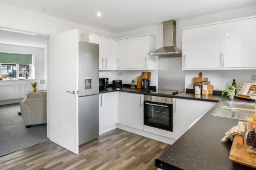 Quiet Home In St Helens Near Haydock Park Racecourse & Liverpool, Free Parking in St. Helens