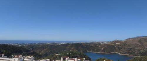 Newly built townhouse with spectacular sea views in an idyllic setting just 15 min from Marbella