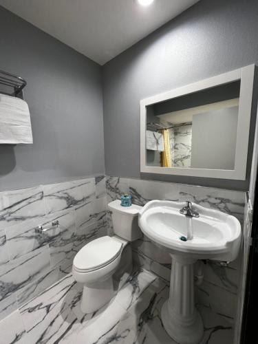 Aqua Inn Motel - image 3