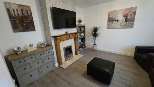 ห้องส่วนกลางสำหรับนั่งเล่น/ดูทีวี, Ecclesfield Cottage - Two Bedrooms in Sheffield near Peak District with fast Wi-Fi, off-street parki in ชาเพลทาวน์