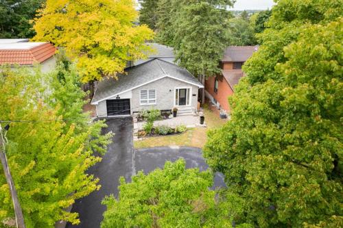 . Family Home Near Toronto, Game Room, Backyard, Parking, Self-Checkin