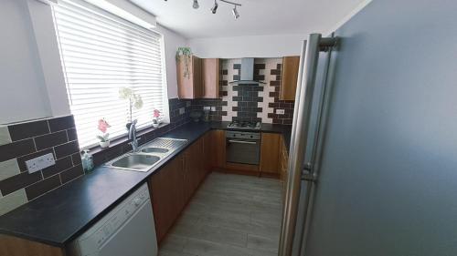 Ecclesfield Cottage - Two Bedrooms in Sheffield near Peak District with fast Wi-Fi, off-street parki in ชาเพลทาวน์