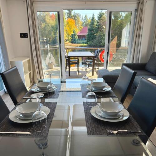 Parc de l'Île Melville 1 - Maison flottante (Parc de l'Ile Melville 1 - Maison flottante) in ชาวินิแกน (ควิเบก)