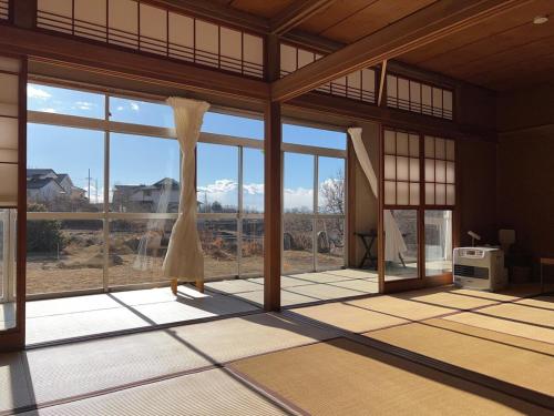 広い縁側とタタミの部屋に天井吹抜けのオープンキッチンがある一軒家でキッチンやバスルームは最新設備, Komoro (foto 9)