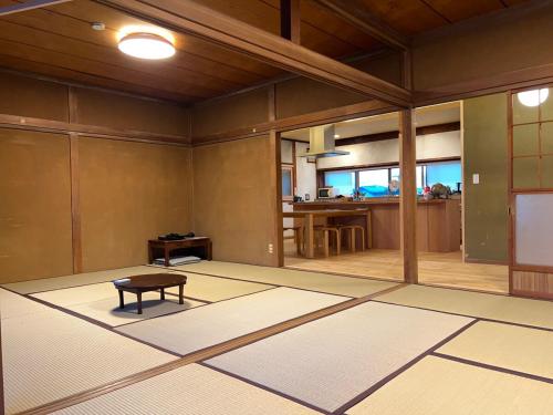 広い縁側とタタミの部屋に天井吹抜けのオープンキッチンがある一軒家でキッチンやバスルームは最新設備, Komoro (foto 10)