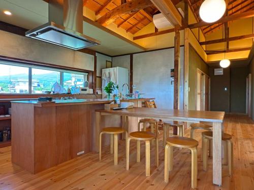 広い縁側とタタミの部屋に天井吹抜けのオープンキッチンがある一軒家でキッチンやバスルームは最新設備, Komoro (foto 6)